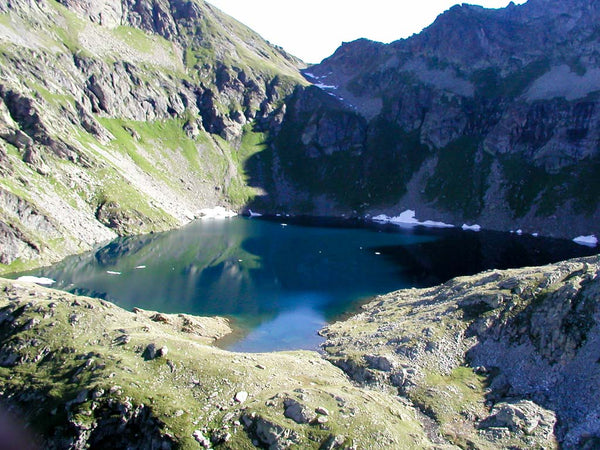 Überflug mit Helikopter Bergsee im Tessin