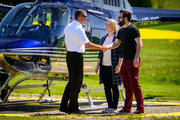 Gรคste willkommen heissen zu einem Helikopterflug